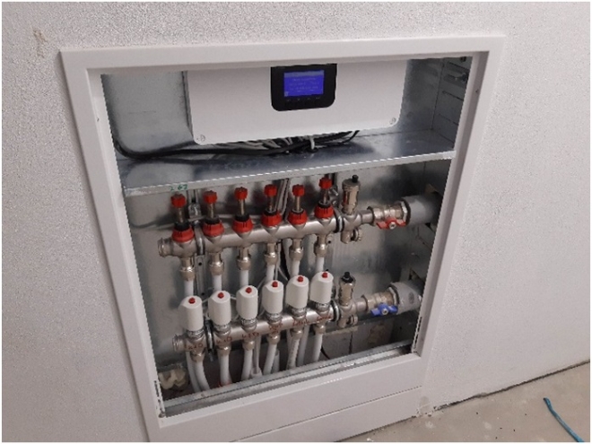 Stena s centrálnym termostatom zónovéj regulácie v kovovej bedni umožňujúci pohodlné nastavenie teploty.